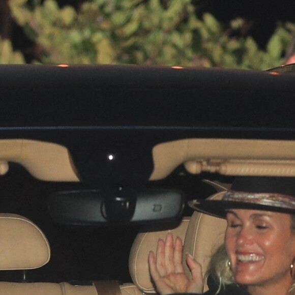 Exclusif - Laeticia Hallyday, super lookée à la sortie d'un dîner au restaurant Nobu à Malibu le 17 septembre 2020. Elle repart au volant de sa Bentley.