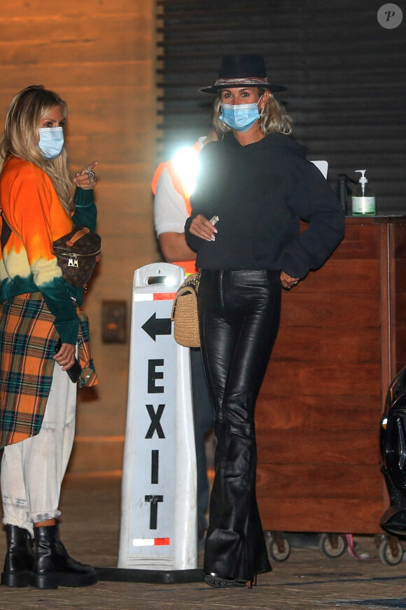Exclusif - Laeticia Hallyday, super lookée à la sortie d'un dîner au restaurant Nobu à Malibu le 17 septembre 2020.