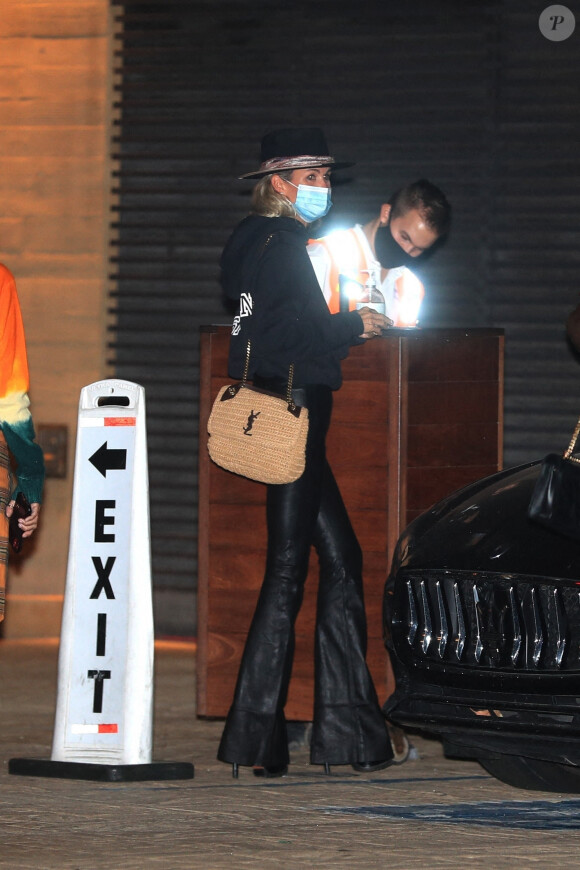 Exclusif - Laeticia Hallyday, super lookée à la sortie d'un dîner au restaurant Nobu à Malibu le 17 septembre 2020.
