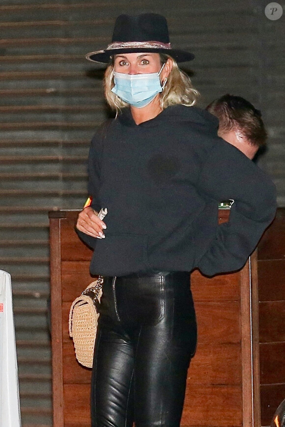 Exclusif - Laeticia Hallyday, super lookée à la sortie d'un dîner au restaurant Nobu à Malibu le 17 septembre 2020.