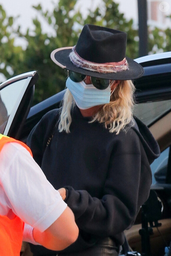 Exclusif - Laeticia Hallyday, super lookée pour un dîner au restaurant Nobu à Malibu le 17 septembre 2020.