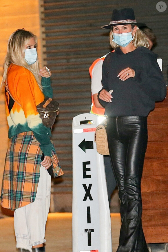 Exclusif - Laeticia Hallyday, super lookée à la sortie d'un dîner au restaurant Nobu à Malibu le 17 septembre 2020.