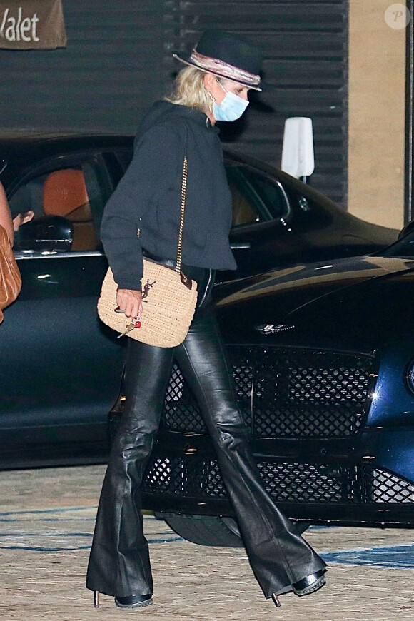 Exclusif - Laeticia Hallyday, super lookée à la sortie d'un dîner au restaurant Nobu à Malibu le 17 septembre 2020.