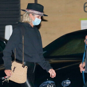 Exclusif - Laeticia Hallyday, super lookée à la sortie d'un dîner au restaurant Nobu à Malibu le 17 septembre 2020.