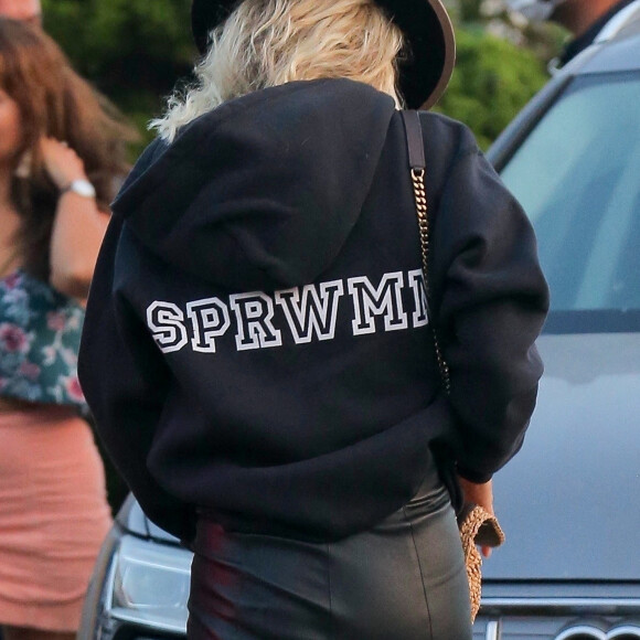 Exclusif - Laeticia Hallyday, super lookée à la sortie d'un dîner au restaurant Nobu à Malibu le 17 septembre 2020.