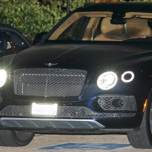 Exclusif - Laeticia Hallyday, super lookée à la sortie d'un dîner au restaurant Nobu à Malibu le 17 septembre 2020. Elle repart au volant de sa Bentley.