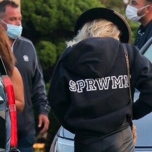 Exclusif - Laeticia Hallyday, super lookée pour un dîner au restaurant Nobu à Malibu le 17 septembre 2020. Elle repart au volant de sa Bentley.