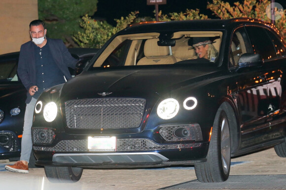 Exclusif - Laeticia Hallyday, super lookée, quitte le restaurant Nobu de Malibu après un dîner le 17 septembre 2020.