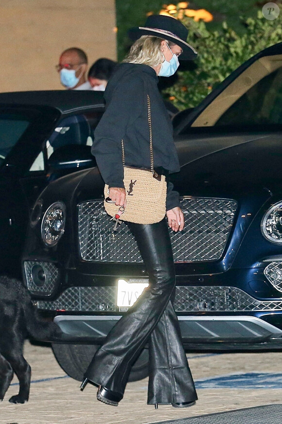 Exclusif - Laeticia Hallyday, super lookée, quitte le restaurant Nobu de Malibu après un dîner le 17 septembre 2020.