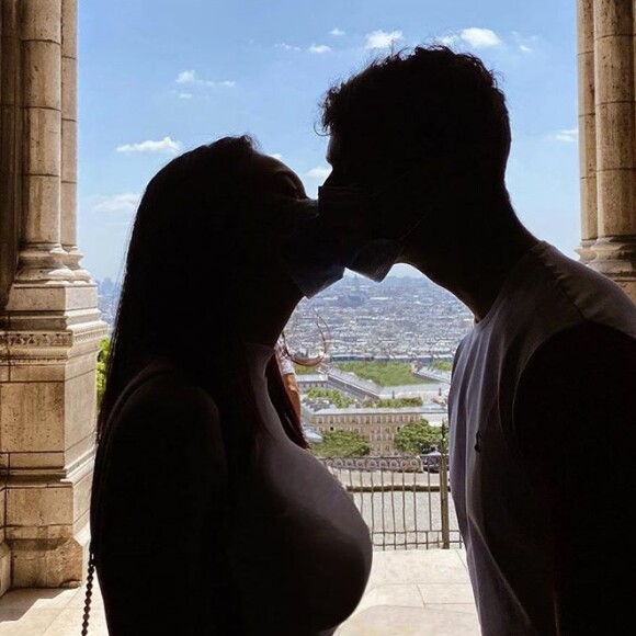 Vaimalama Chaves en couple, photo avec son compagnon à Montmartre, le 24 juin 2020