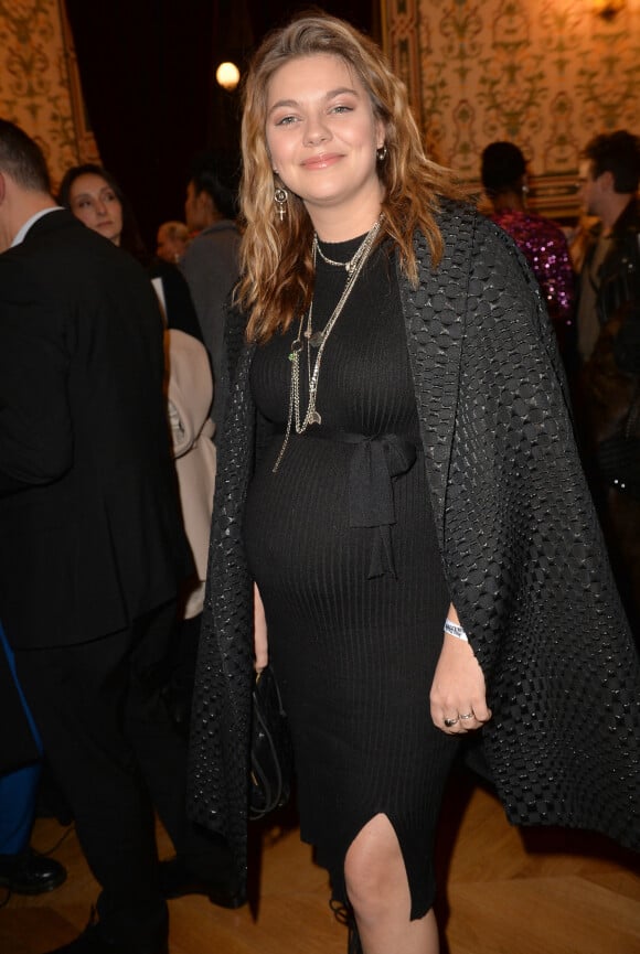 Info - La chanteuse Louane officialise sa grossesse sur le tapis rouge du défilé Jean-Paul Gaultier - Louane Emera (enceinte) - After Show du défilé de mode Haute-Couture printemps-été 2020 "Jean-Paul Gaultier" au théâtre du Châtelet à Paris le 22 janvier 2020. © Christophe Clovis-Veeren Ramsamy / Bestimage 