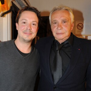 Davy Sardou et son père Michel Sardou complices pour la pièce "L'affrontement" de Bill C. Davis et mise en scène par Steve Suissa au théâtre Rive Gauche à Paris le 29 mai 2013.