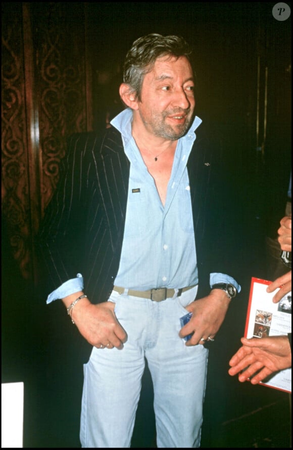 Serge Gainsbourg en soirée aux Bains douches à Paris dans les années 1980.