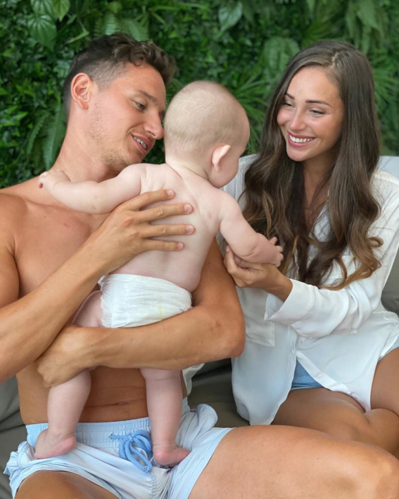 Florian Thauvin, sa compagne Charlotte Pirroni et leur fils Alessio. Août 2020.