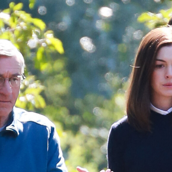 Robert De Niro et Anne Hathaway sont en pleine séance de tai chi sur le tournage du film "The Intern" dans le quartier de Brooklyn à New York, le 18 septembre 2014. Ils sont beaucoup plus au point dans les mouvements de tai chi et en adéquation avec les autres participants que la dernière fois qu'ils ont tourné cette scène.