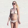  Exclusif - Gwyneth Paltrow en vacances sur la plage de Cabo San Lucas au Mexique le 17 janvier 2015. Gwyneth est avec son amie Crystal Lourd. 