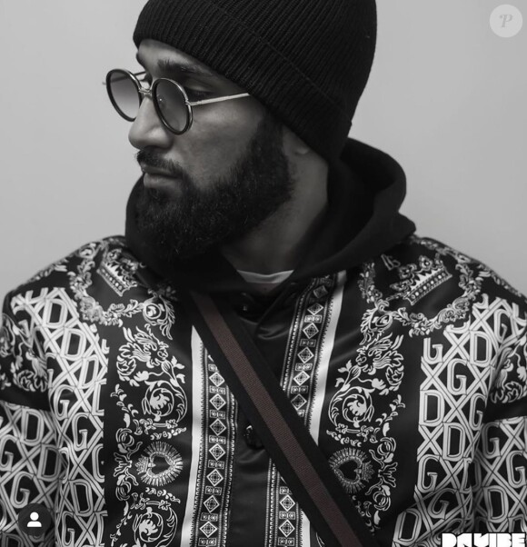 Le fisc accuse l'artiste Niro de n'avoir déclaré qu'une partie de ses revenus. Un raid surprise a même été lancé aux domiciles de sa mère et de sa compagne, il y a deux ans. Il est aujourd'hui condamné à un important redressement.