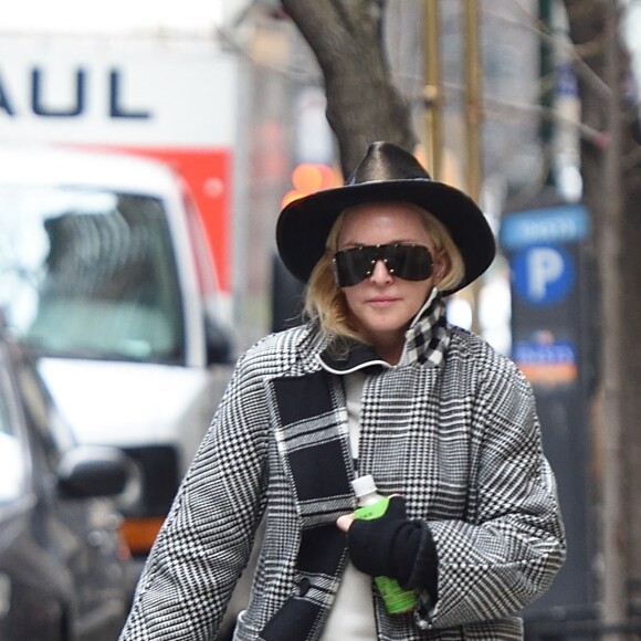 Madonna et une de ses jumelles à New York, le 28 février 2018 