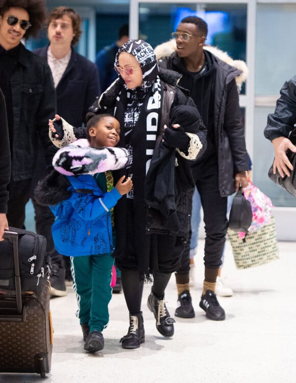 Madonna et une de ses jumelles à l'aéroport de New York le 27 décembe 2019.