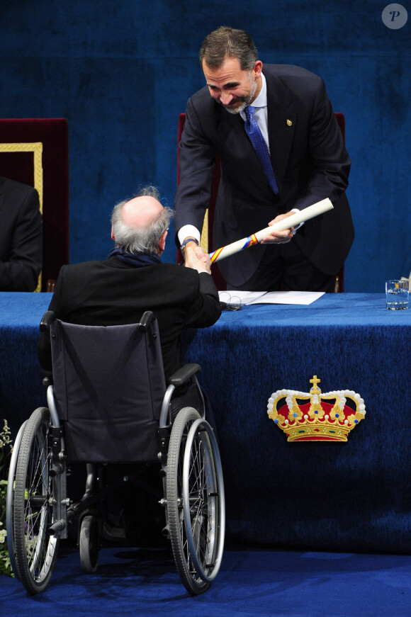 Le roi Felipe VI d'Espagne et Joaquin Salvador Lavado Tejon "Quino" lors de la cérémonie de remise des prix Prince des Asturies à Oviedo, le 24 octobre 2014.