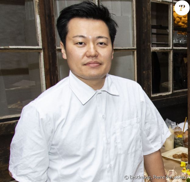Exclusif - Le chef Taku Sekine et son cuisinier lors de la soirée "Kill The Duckface" pour le lancement en avant-première de Panza Paille dans la salle de réception La Cartonnerie à Paris, France. © Pierre Perusseau/Bestimage