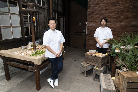 Exclusif - Le chef Taku Sekine et son cuisinier lors de la soirée "Kill The Duckface" pour le lancement en avant-première de Panza Paille dans la salle de réception La Cartonnerie à Paris, France, le 2 avril 2019. © Pierre Perusseau/Bestimage