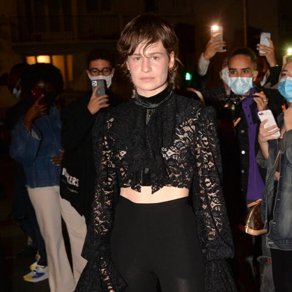 Christine and the Queens arrive au défilé de mode prêt-à-porter printemps-été 2021 "Balmain" à l'Institut National des Jeunes Sourds à Paris. Le 30 septembre 2020 © Veeren Ramsamy-Christophe Clovis / Bestimage