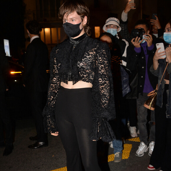 Christine and the Queens arrive au défilé de mode prêt-à-porter printemps-été 2021 "Balmain" à l'Institut National des Jeunes Sourds à Paris. Le 30 septembre 2020 © Veeren Ramsamy-Christophe Clovis / Bestimage