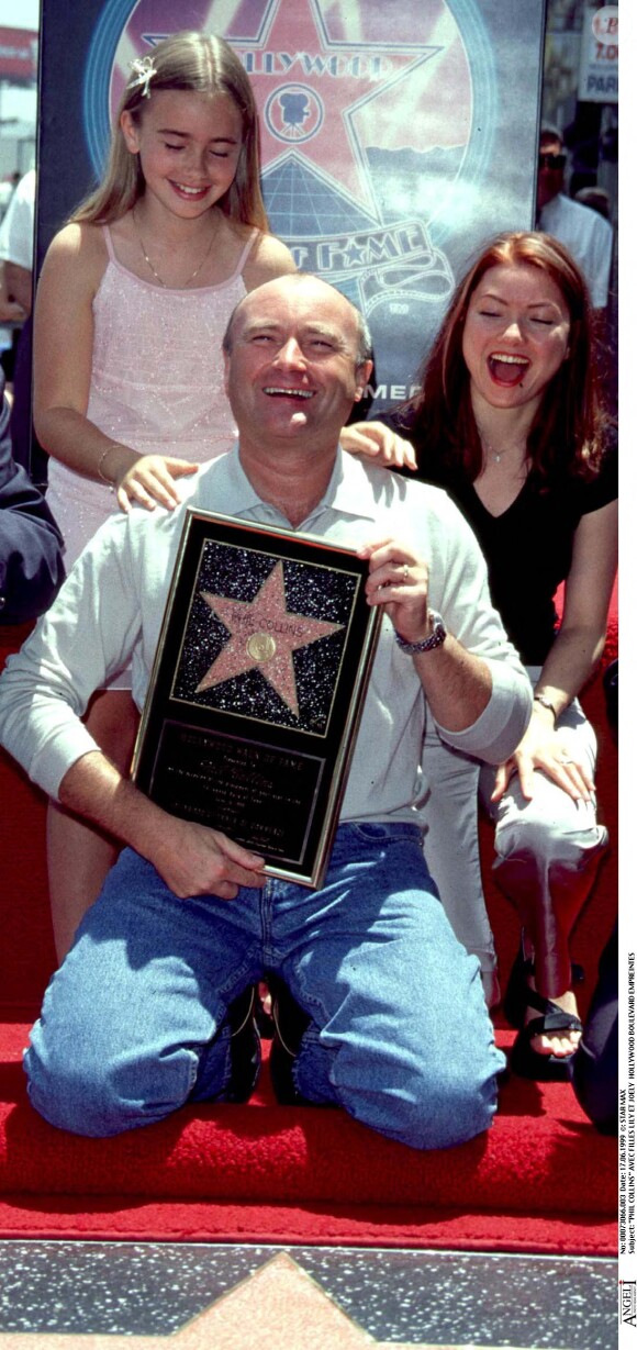 Phil Collins avec ses filles Lily et Joely en 1999.
