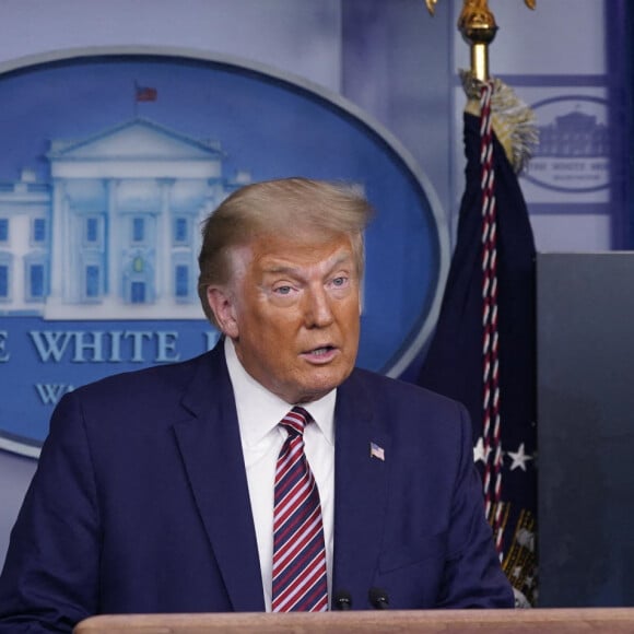 Le président américain Donald Trump donne une conférence de presse à la Maison Blanche à Washington, le 28 septembre 2020, en présence de l'ancien maire de New York, R. Giuliani.