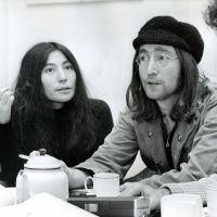 John Lennon : Son ex-assistant profite de sa mort, Yoko Ono l'attaque en justice