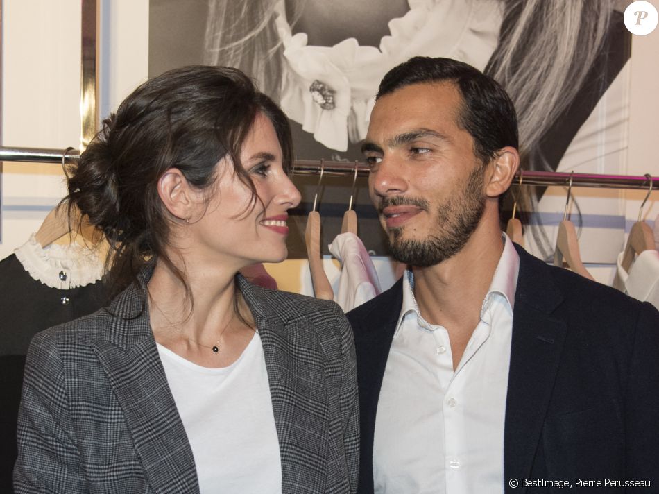 Louise Monot Et Son Compagnon Samir Boitard Tara Jarmon Presente L Exposition Girls Girls Girls A La Boutique Des Champs Elysees A Paris Le 3 Octobre 2017 Purepeople