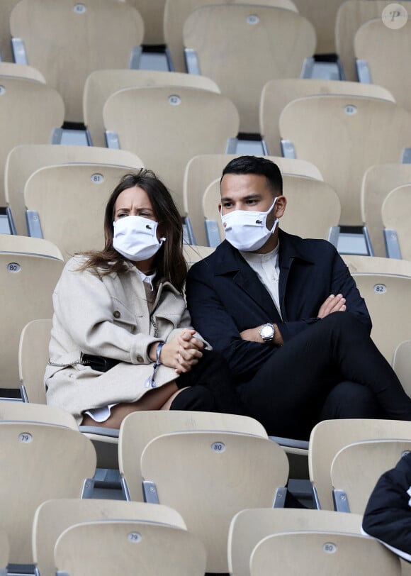 Le présentateur télé Mohamed Bouhafsi et sa compagne en tribune lors des internationaux de tennis de Roland Garros à Paris le 4 octobre 2020. © Dominique Jacovides / Bestimage