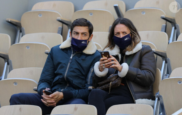 Claude Dartois (de l'émission Koh Lanta) et sa compagne Virginie en tribune lors des internationaux de tennis de Roland Garros à Paris le 4 octobre 2020. © Dominique Jacovides / Bestimage