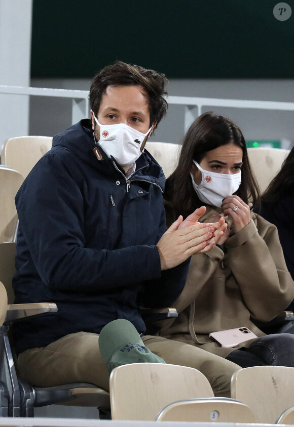 Vianney et sa compagne Catherine Robert en tribune lors des internationaux de tennis de Roland Garros à Paris le 4 octobre 2020. © Dominique Jacovides / Bestimage