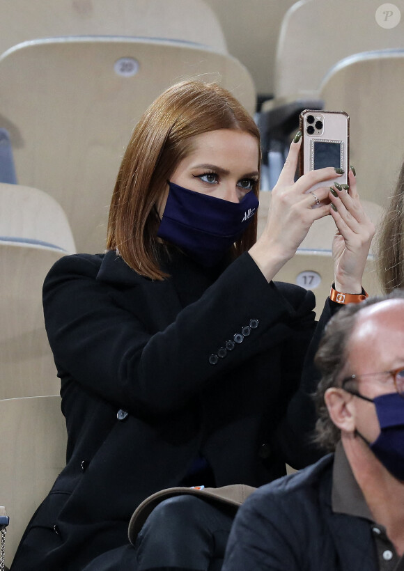 La Miss France 2018 Maëva Coucke en tribune lors des internationaux de tennis de Roland Garros à Paris le 4 octobre 2020. © Dominique Jacovides / Bestimage