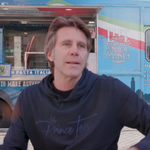 Le prince Emmanuel-Philibert de Savoie parle de son food-truck de pâtes italiennes à Los Angeles, janvier 2020. 