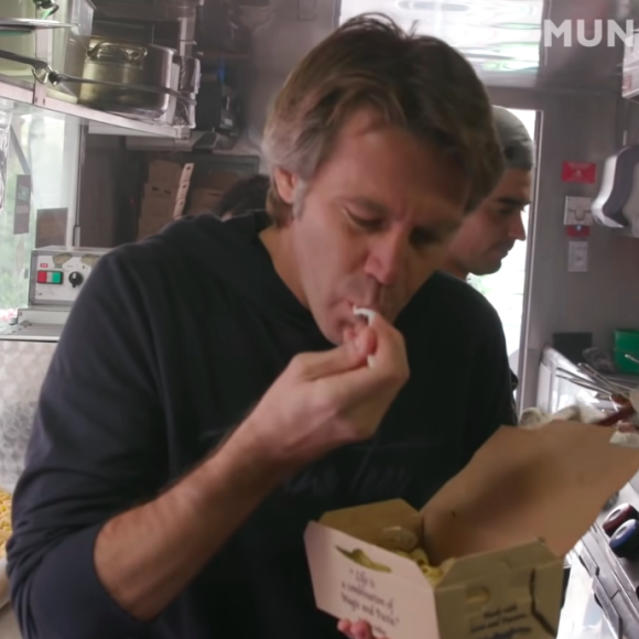 Le prince Emmanuel-Philibert de Savoie parle de son food-truck de pâtes italiennes à Los Angeles, janvier 2020. 