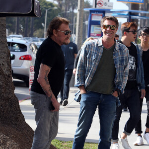 Emmanuel-Philibert de Savoie - Johnny Hallyday, souriant, très en forme et très amoureux de sa femme Laeticia (Béquilles) sort déjeuner en famille au Water Grill de Santa Monica le 18 mars 2017 pour l'anniversaire de Laeticia qui fête le jour même ses 42 ans.
