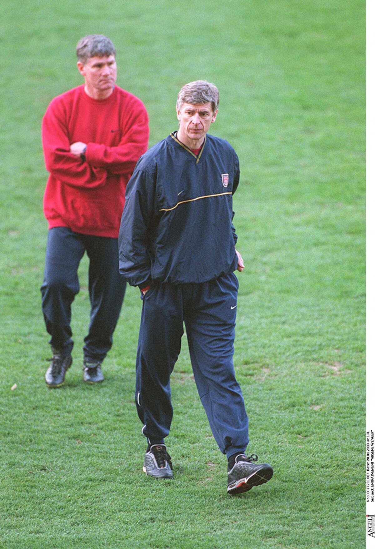 Photo Signée Arsène Wenger - Dédicacée Avec Chemise D'affichage - Football