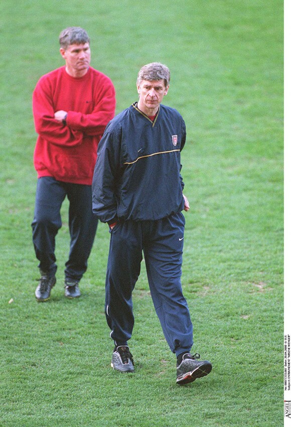 Arsène Wenger à l'entraînement avec Arsenal en avril 2000.