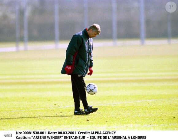 Arsène Wenger entraîne Arsenal à Londres en mars 2001.