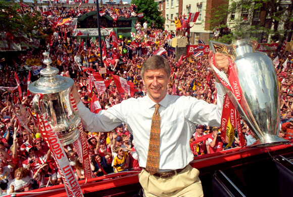 Arsène Wenger, entraîneur d'Arsenal et lauréat de la FA Cup et la Coupe de la ligue anglaise à Londres en 1998.