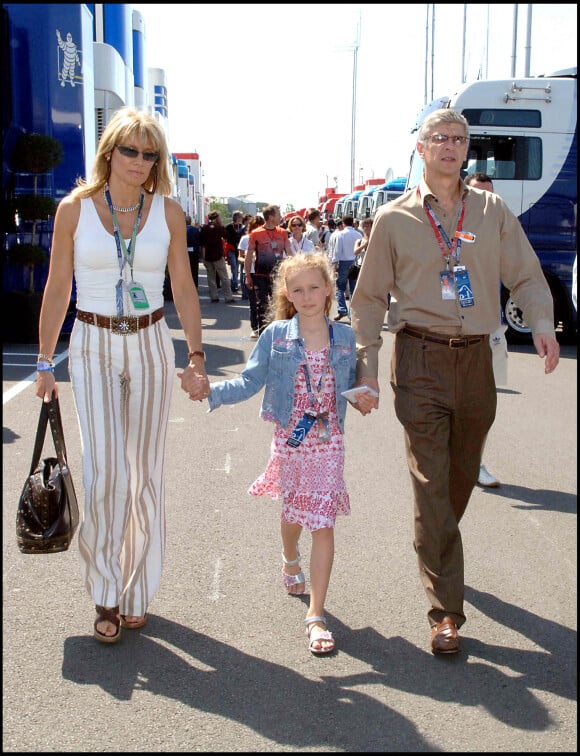 Arsène Wenger, son ex-épouse Annie et leur fille Léa au Grand Prix de F1 de Silverstone en juillet 2005.