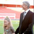 Arsène Wenger et sa fille Léa à l'Emirates Stadium à Londres, en octobre 2006.