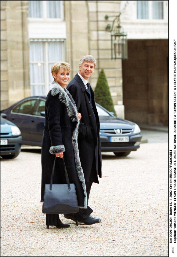 Arsène Wenger et son ex-épouse Annie au Palais de l'Élysée à Paris en novembre 2002.