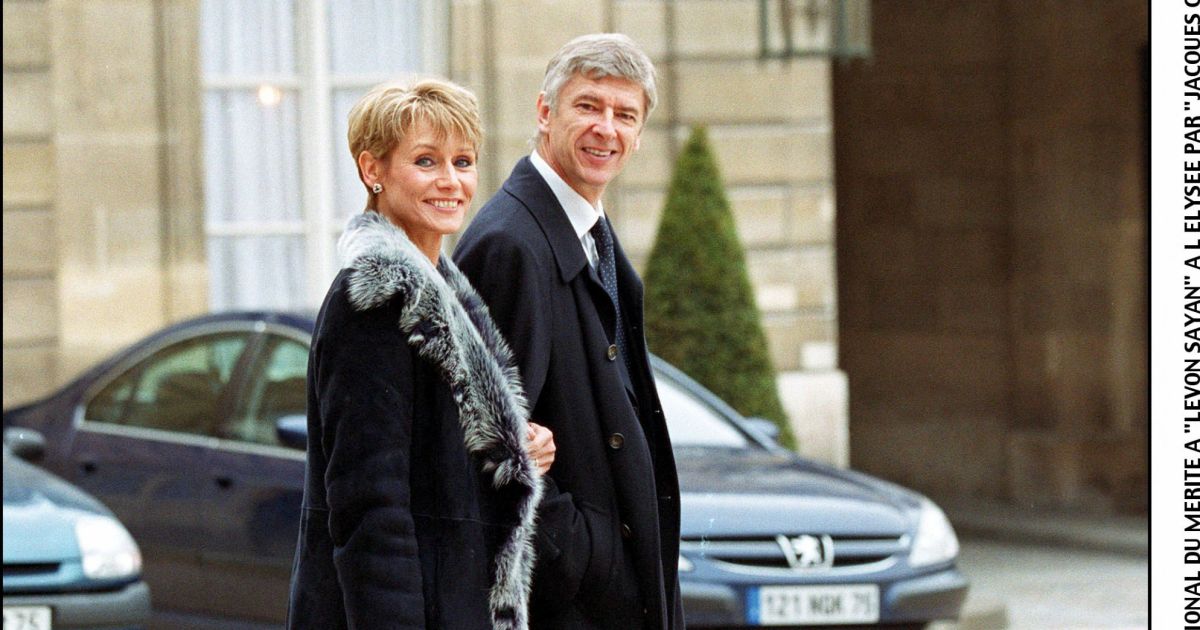 Arsène Wenger et son exépouse Annie au Palais de l'Élysée à Paris en novembre 2002. Purepeople Arsène Wenger et son exépouse Annie au Palais de l'Élysée à Paris en novembre 2002. Purepeople