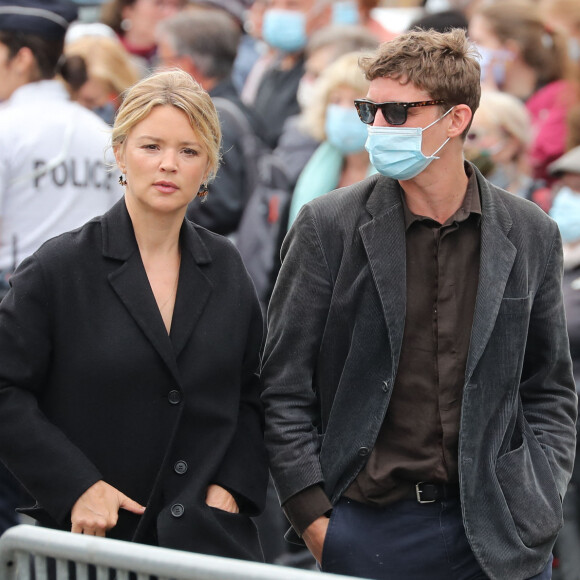 Virginie Efira et son compagnon Niels Schneider - Hommage à Guy Bedos en l'église de Saint-Germain-des-Prés à Paris le 4 juin 2020.