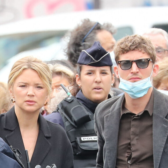 Virginie Efira et son compagnon Niels Schneider - Hommage à Guy Bedos en l'église de Saint-Germain-des-Prés à Paris le 4 juin 2020.