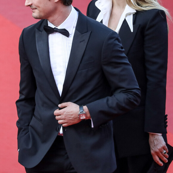 Niels Schneider et sa compagne Virginie Efira - Montée des marches du film "Hors Normes" pour la clôture du 72e Festival International du Film de Cannes. Le 25 mai 2019. © Jacovides-Moreau / Bestimage